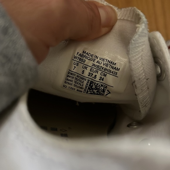 White low top converse size 7 - Picture 5 of 5